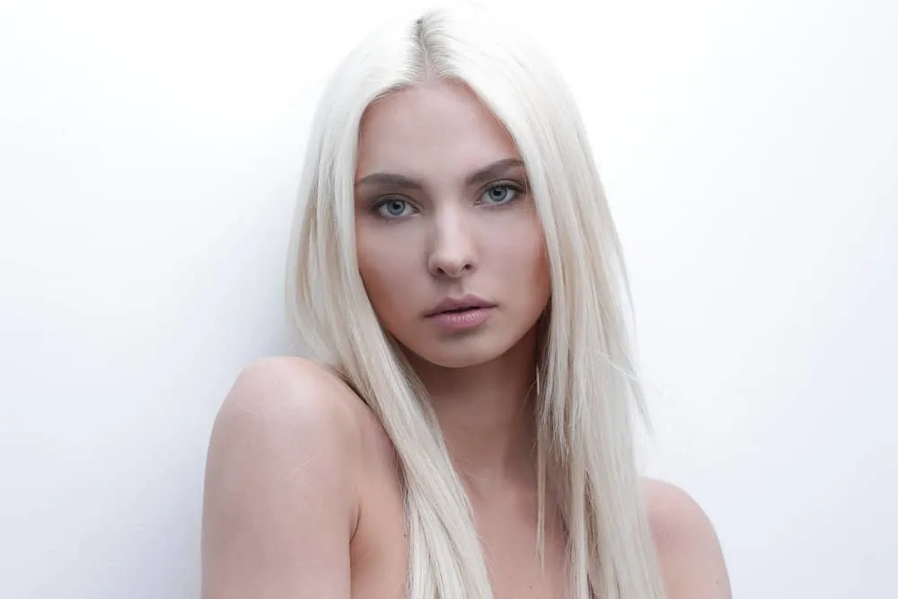 How to Get Platinum Blonde Hair from Golden Blonde at Home 7 A beautiful woman wearing 1B hair strands after leaving the salon to get platinum blonde hair.