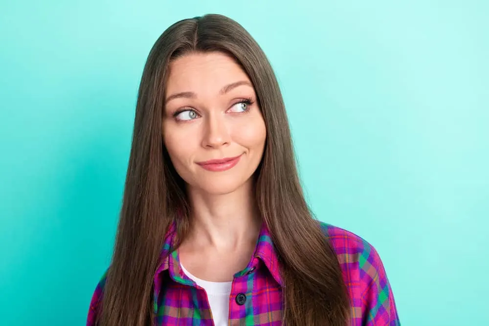 What Is 1C Hair? How To Take Care of It, Styles, and Products 3 A curious woman with fine and medium hair has a wavy-curl pattern near the ends of her 1C individual hair strands.