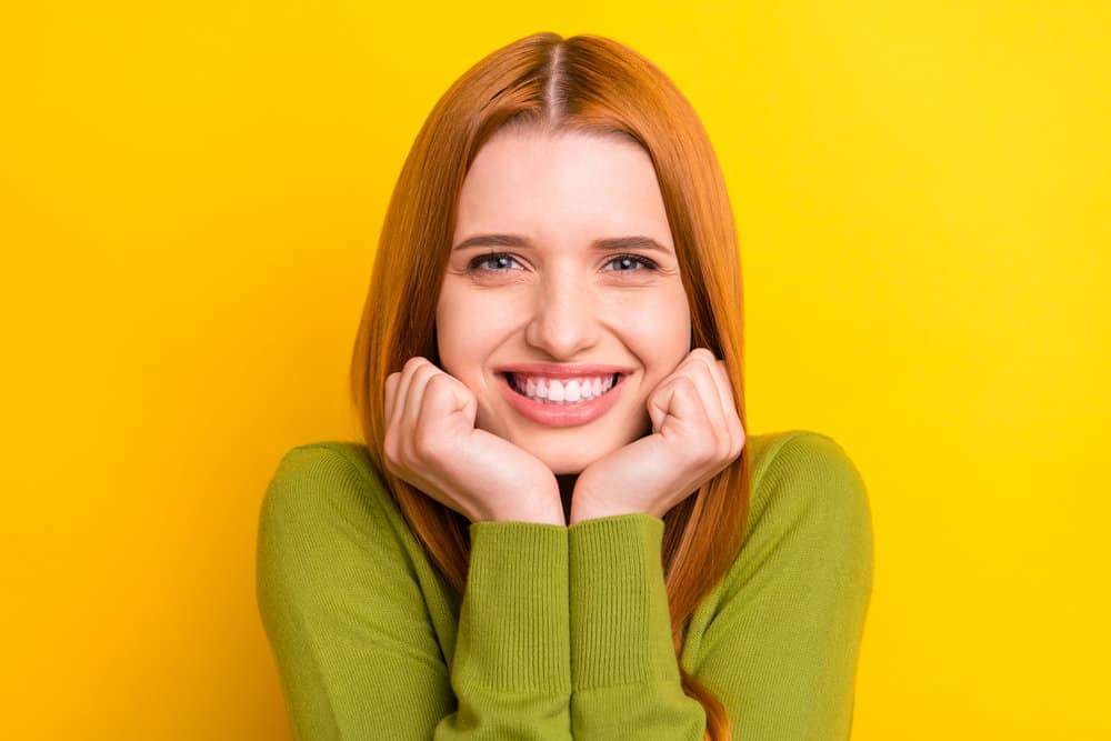 What Is 1B Hair? How To Take Care of It, Styles, and Products 1 A lady with completely flat thin hair recently washed with a clarifying shampoo to remove the scalp's natural oils.