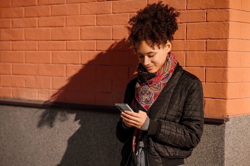 African American woman with a curly hair pattern with unique sharp angles is researching protective styles.