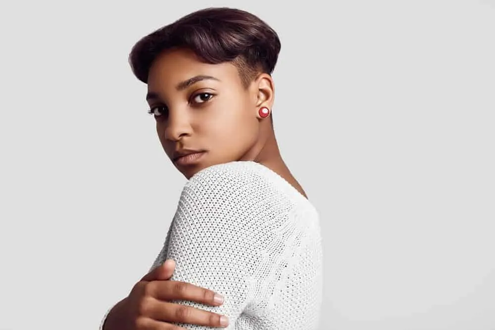 The Best Fun Unnatural Hair Colors for Warm Skin Tones 5 A lady with deep brown, dark skin wearing a bright white shirt that makes her fair skin-pop with warm colors.
