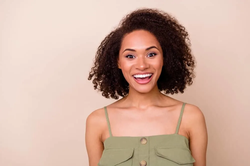 How Long Does Arctic Fox Last? How to Make It Last Longer 1 A pretty female with a dark brown natural hair color dyed with Arctic Fox hair dye on curly virgin hair strands.