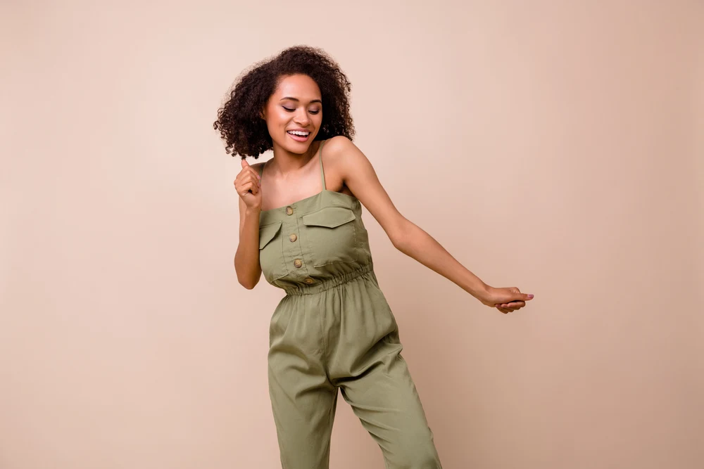 How Long Does Arctic Fox Last? How to Make It Last Longer 7 An adorable woman wearing a curly hairdo with a fairly vibrant new hair color that smells great.