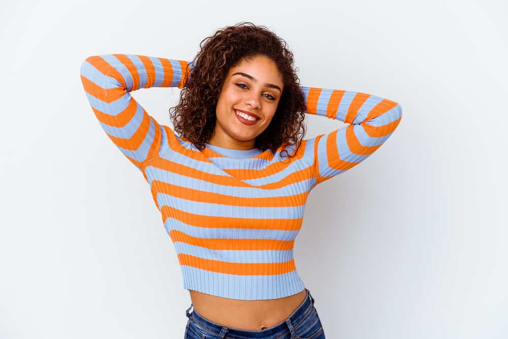 A black woman with dry hair experienced hair shaft damage after applying bleach to lighten her dark hair.