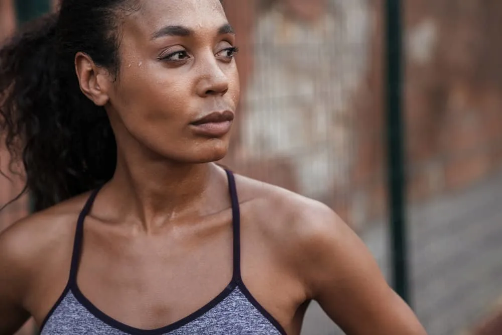 Why Does My Hair Itch When I Sweat, Get Hot, or Workout? 2 A confident young female that works out three times a week suffers from scalp itch and head lice.