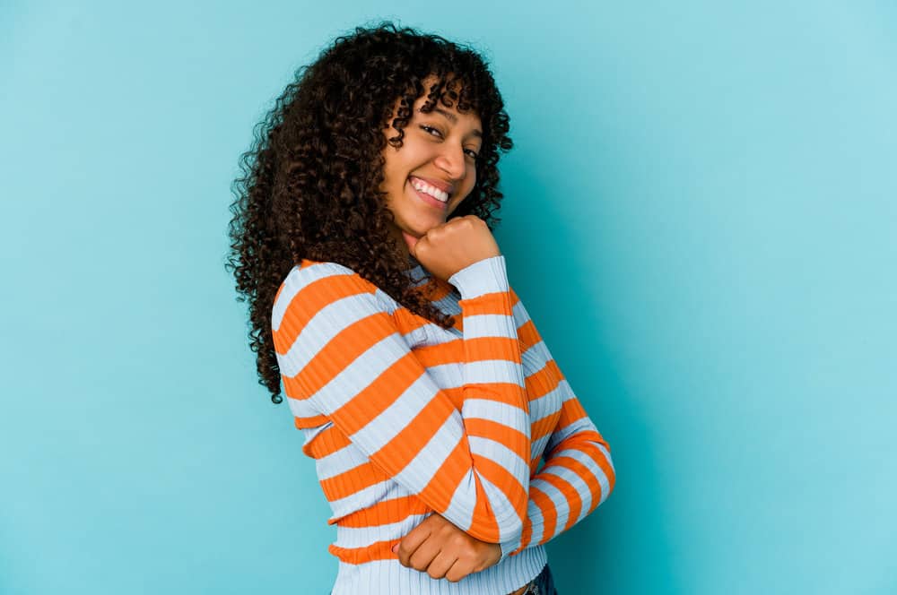 A cute light-skinned female with a great smile cleaned her scalp and hair with lemon juice to get rid of smelly curls.