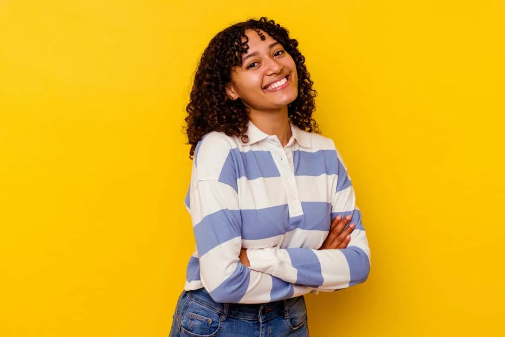 Does Your Scalp Itch When Your Hair Is Growing? Solutions? 2 A cute mixed-race female with curly hair styled with tea tree oil after being washed with a thorough shampoo scrub.