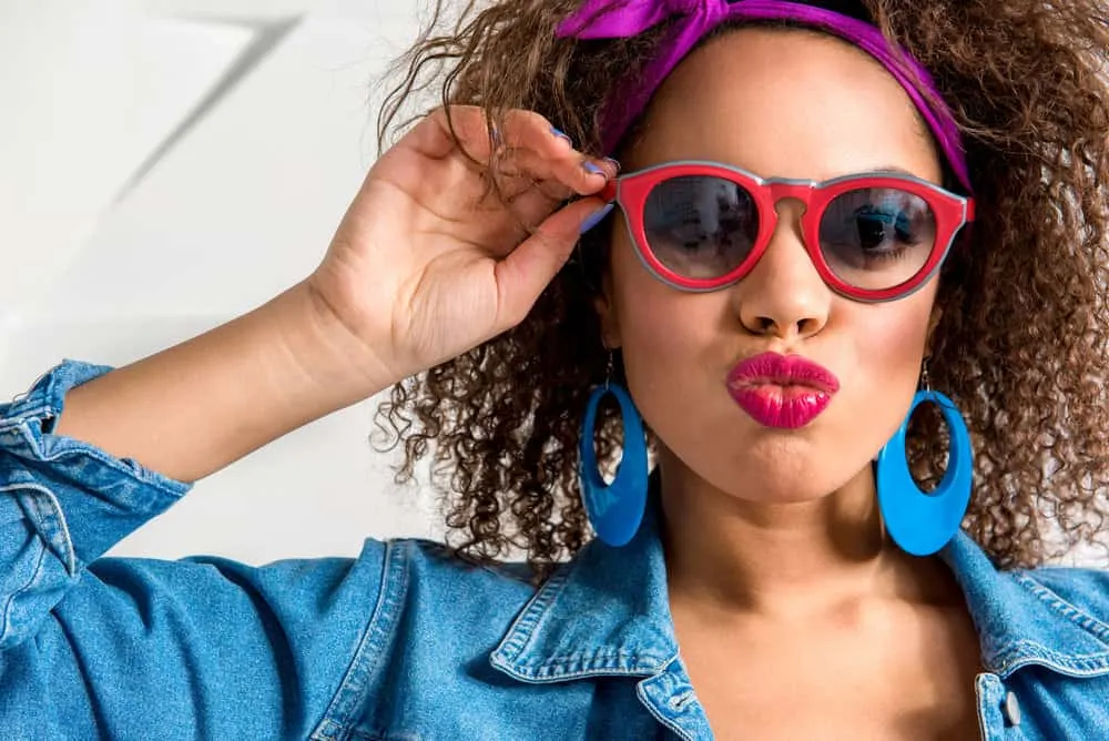 How to Tone Hair at Home After Bleaching: DIY Step-by-Step 1 African American lady with dyed hair with yellow tones used a purple shampoo to reduce her ashy blonde yellow hair.