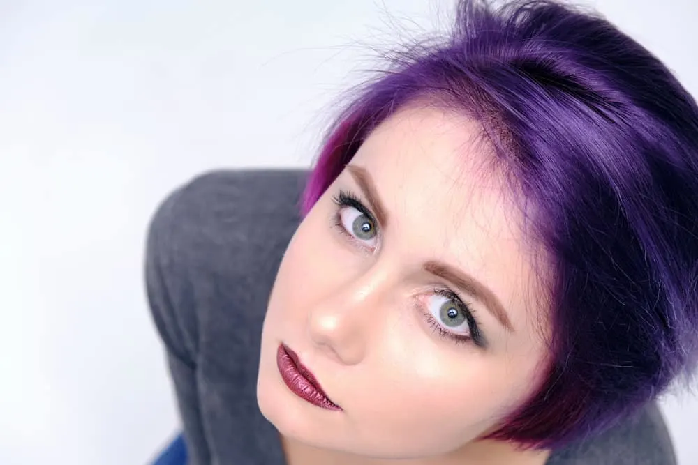 Bisexual Bob Haircut: What Is the Bi Bob? Step-By-Step Tutorial 1 Bi-women with shoulder-length long hair often wear the same haircut or style (e.g., castle bob) or traditional bob.