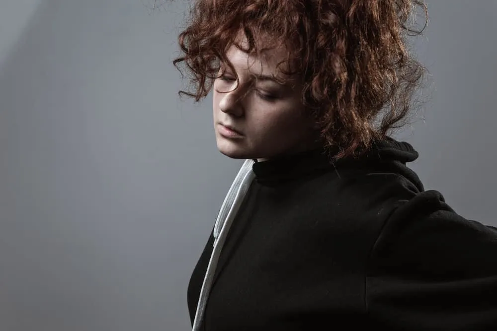 How to Fix Dead Hair Follicles at Home Without Cutting It 6 A woman wants to repair hair shaft damage using a hair care routine that protects and nourishes hair strands.