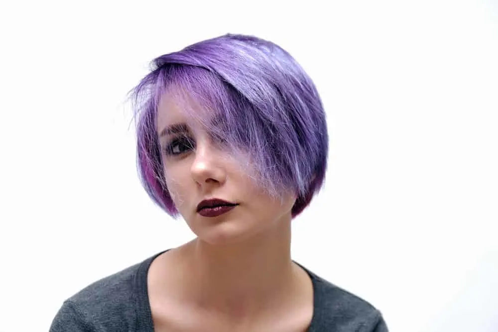 Bisexual Bob Haircut: What Is the Bi Bob? Step-By-Step Tutorial 5 A bi-girl wearing a style that's popular among queer women and others in the LGBTQ community with longer hair.