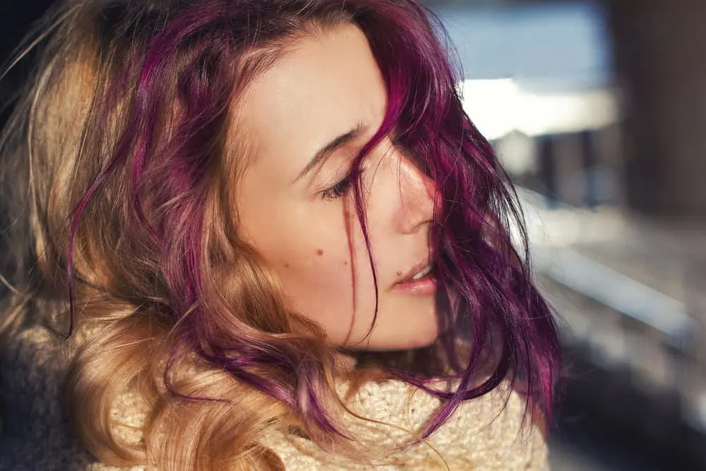 How to Get Hair Dye Off Forehead: DIY Step-by-Step Guide 3 A beautiful Caucasian female used liquid dish detergent and baking soda to remove hair dye from skin.