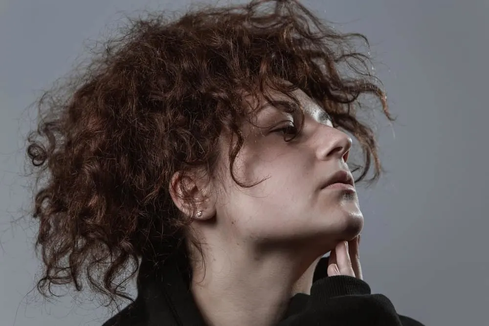 How to Fix Dead Hair Follicles at Home Without Cutting It 1 A lady needs to fix damaged hair strands caused by excessive heat styling, chemical processing, and tight hairstyles.