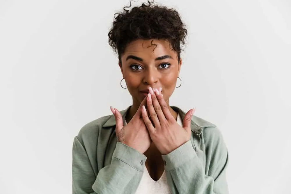 Can Micellar Water Remove Hair Dye From Skin? All Skin Types? 3 A young lady used non-gel toothpaste to remove hair dye off skin using clean cotton bandages and a wet towel.