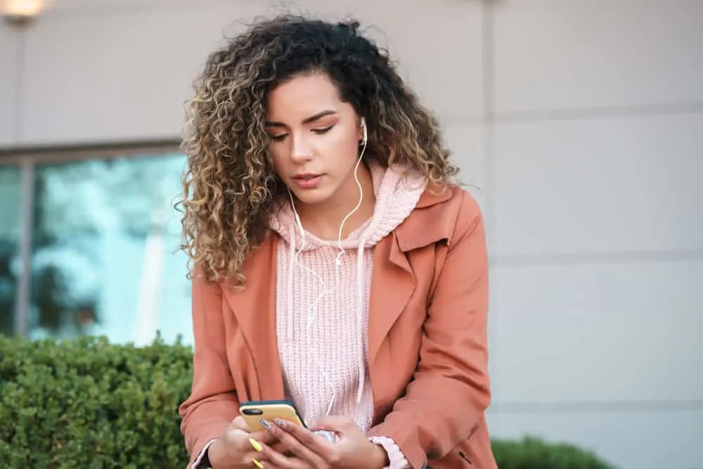 Should I Shampoo After Using a Hair Mask on My Hair? 3 A cute Latin female with frizzy hair only uses hair products with natural ingredients to repair damage from heat styling.