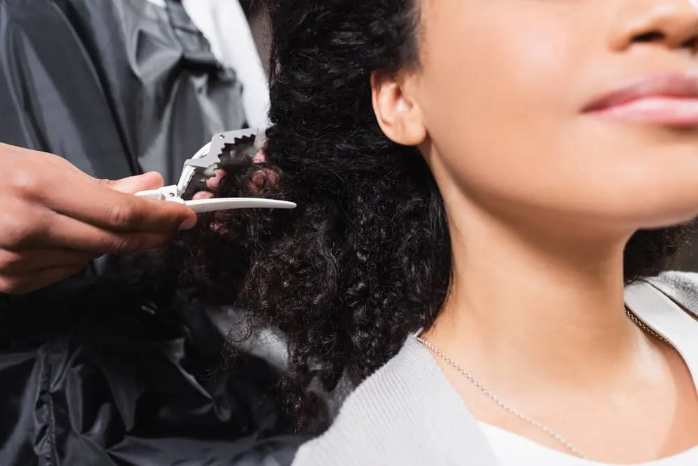 How Much Do You Tip a Hairdresser for a Haircut and More 4 A light-skinned black girl consulted an international etiquette expert to determine how much to top while traveling.