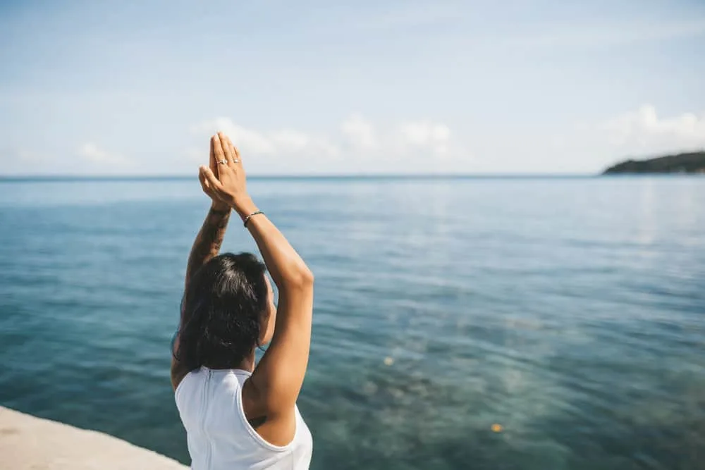 Is Redken a Good Brand for Your Hair or Is It Bad for Curls? 9 A young woman with brittle hair used a soft shampoo to create a soft, creamy texture on her flat hair strands.