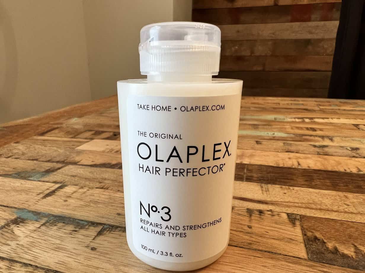 The original Olaplex Hair Perfector Nº.3 repairs and strengthens all hair types.
