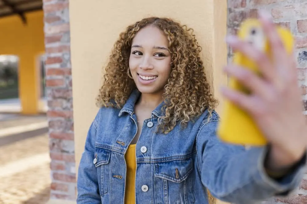 15 Cute Birthday Hairstyles for White and Black Girls 22 A gorgeous woman with bouncy tresses gracefully arranged in an elegant birthday style atop a stunning balayage.