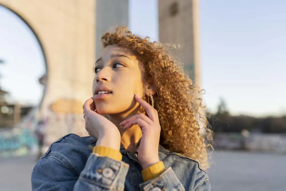 15 Cute Birthday Hairstyles for White and Black Girls 2 A beautiful light-skinned black girl headed to a birthday party wearing super elegant loose waves with a middle part.