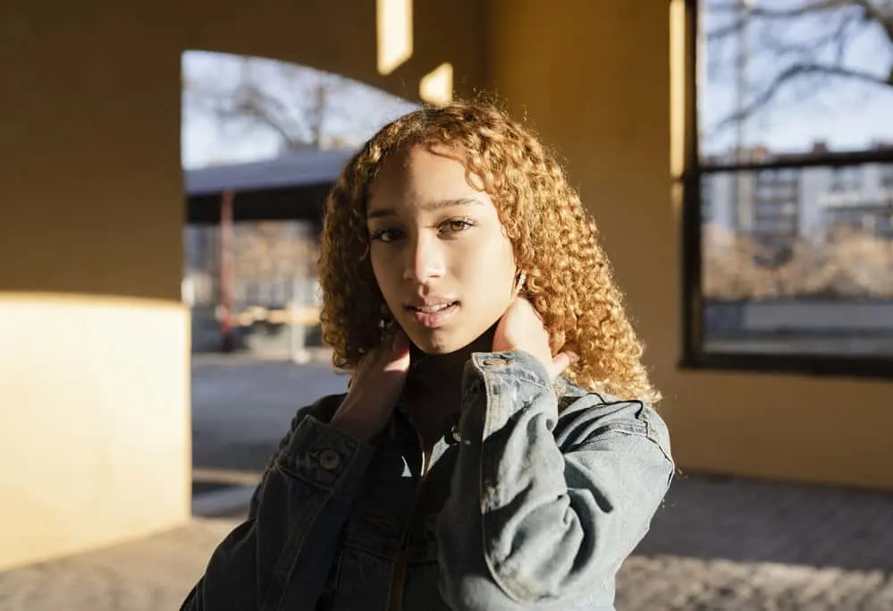 15 Cute Birthday Hairstyles for White and Black Girls 20 A gorgeous young lady with stunning dark blonde highlights is sporting an effortlessly chic hairstyle!