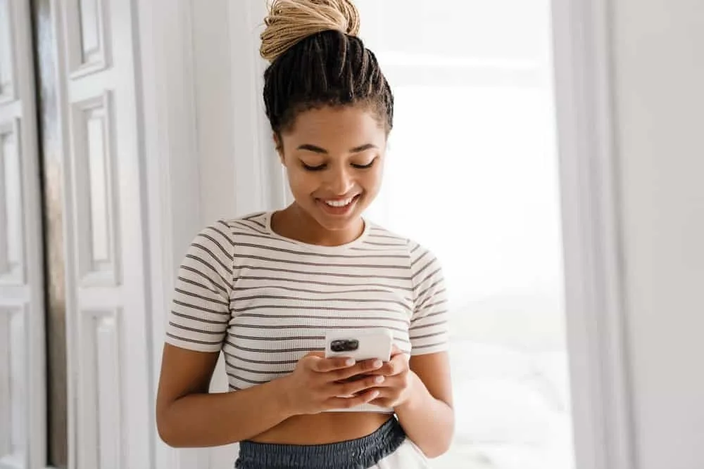 Microlocs vs. Sisterlocks: What's the Difference? Which is Better? 4 African American female talking to a certified sisterlock consultant about the time-consuming installation process.