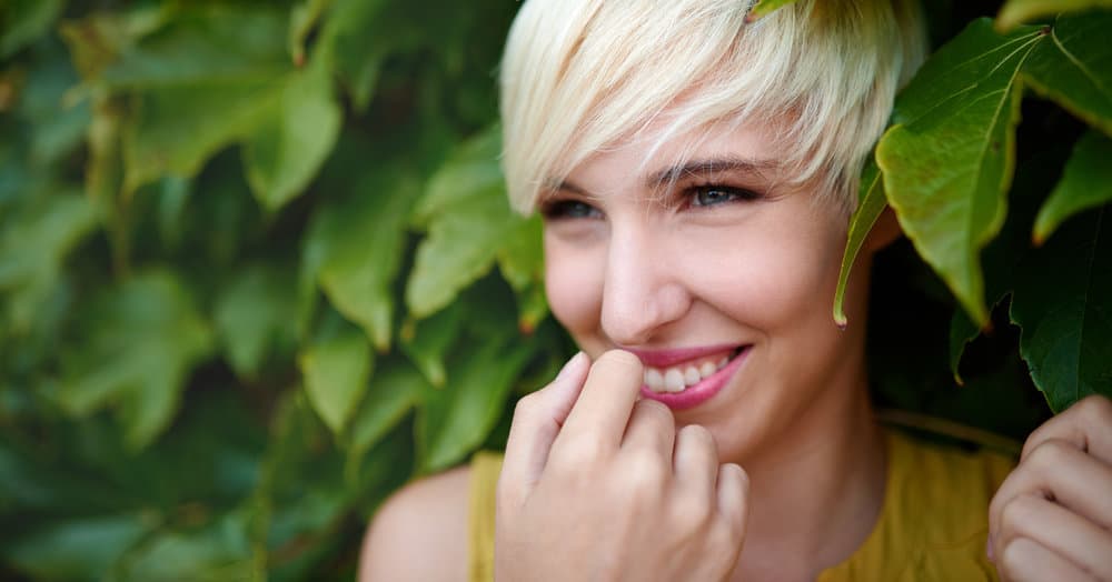 A young millennial female with short hair length at an awkward stage (i.e., pixie cut stage) has a straight hair type.