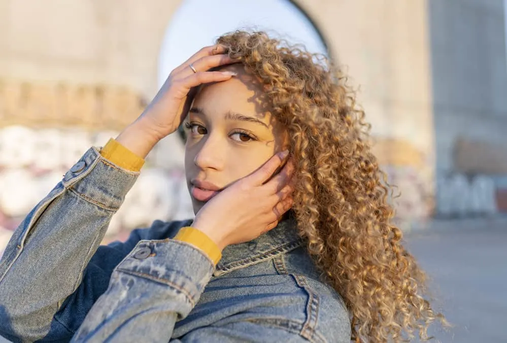 15 Cute Birthday Hairstyles for White and Black Girls 1 An absolutely gorgeous lady with curly long hair wearing a cute birthday hairstyle on blonde balayage hair.
