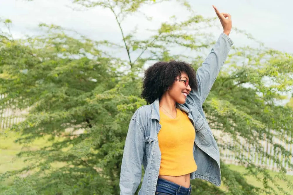 Aztec Clay Hair Mask: Benefits & How to Use It Step-By-Step 10 The cute light-skinned black female with heat damage uses a weekly absorbent aluminum phyllosilicate clay treatment.
