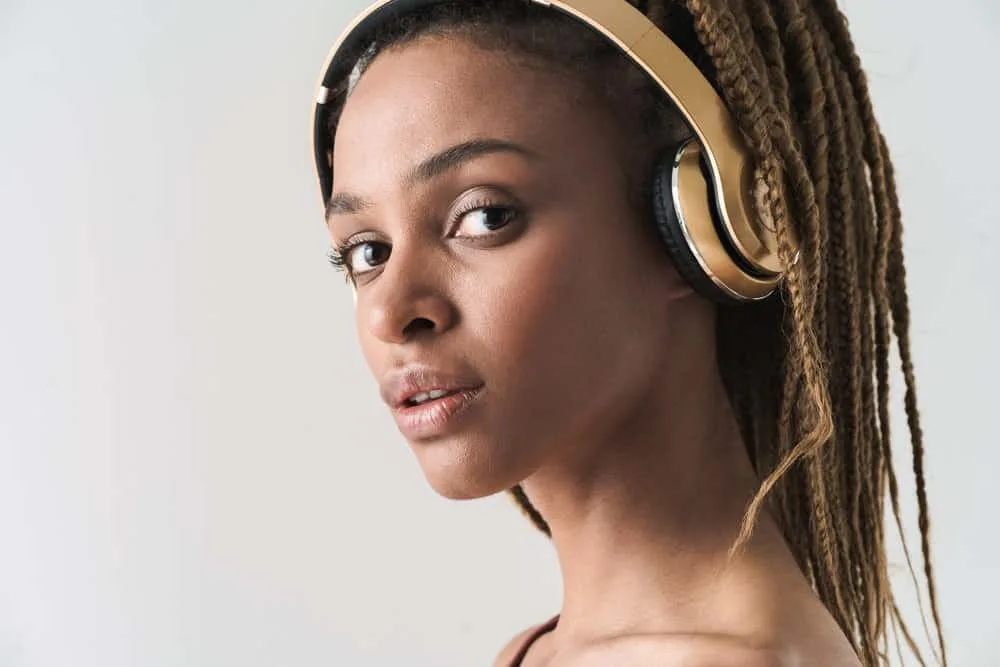15 Crochet Hair Styles: Ways to Style Crochet Hair for Ladies 4 A beautiful African female wearing a crochet braids style created with Kanekalon hair and a crochet needle.