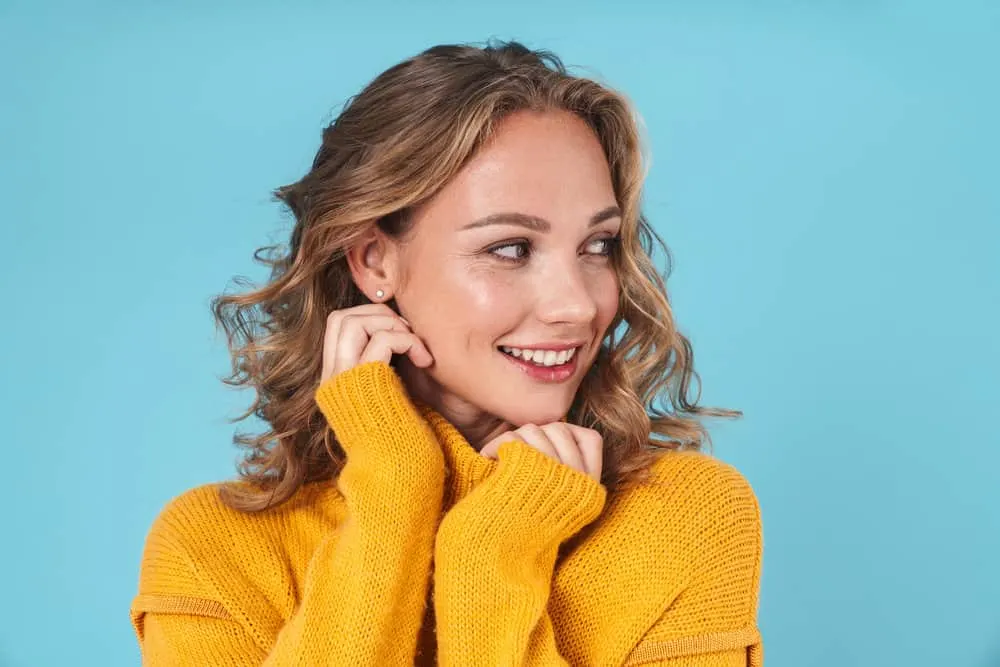 How to Fix Limp Curls: Why Are My Curls Limp and Stringy 1 A lovely white female fixed her natural curl pattern by using the Curly Girl Method to revive bouncy curls.