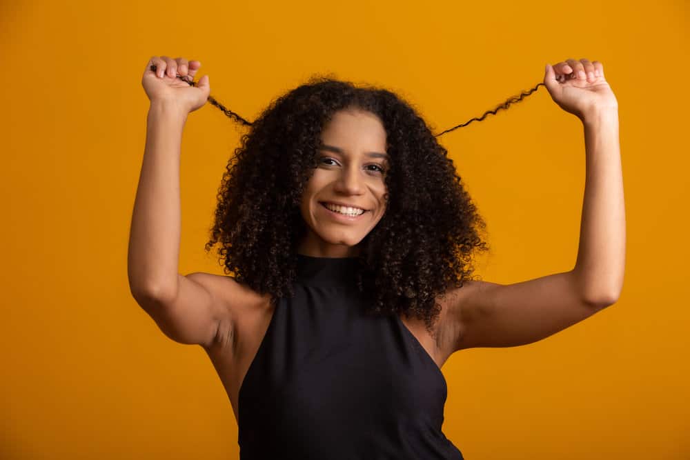 African American female with fine hair has a 3C hair texture leading to a combination of coily and kinky hair strands.