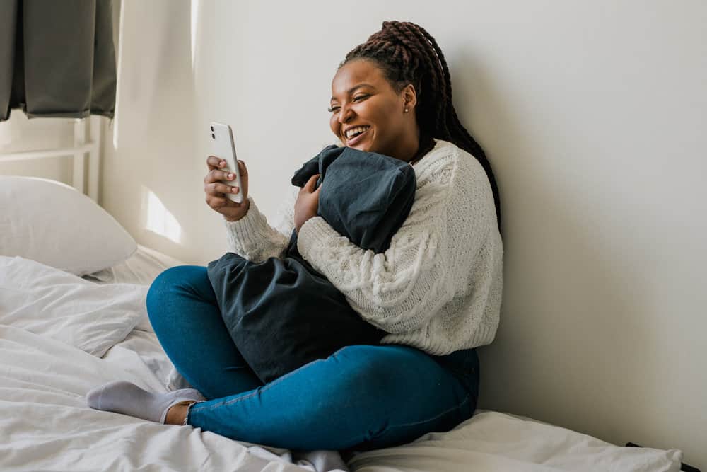 The chubby black girl flaunts her thick should-length hair with a braided pixie bob and choppy layers.