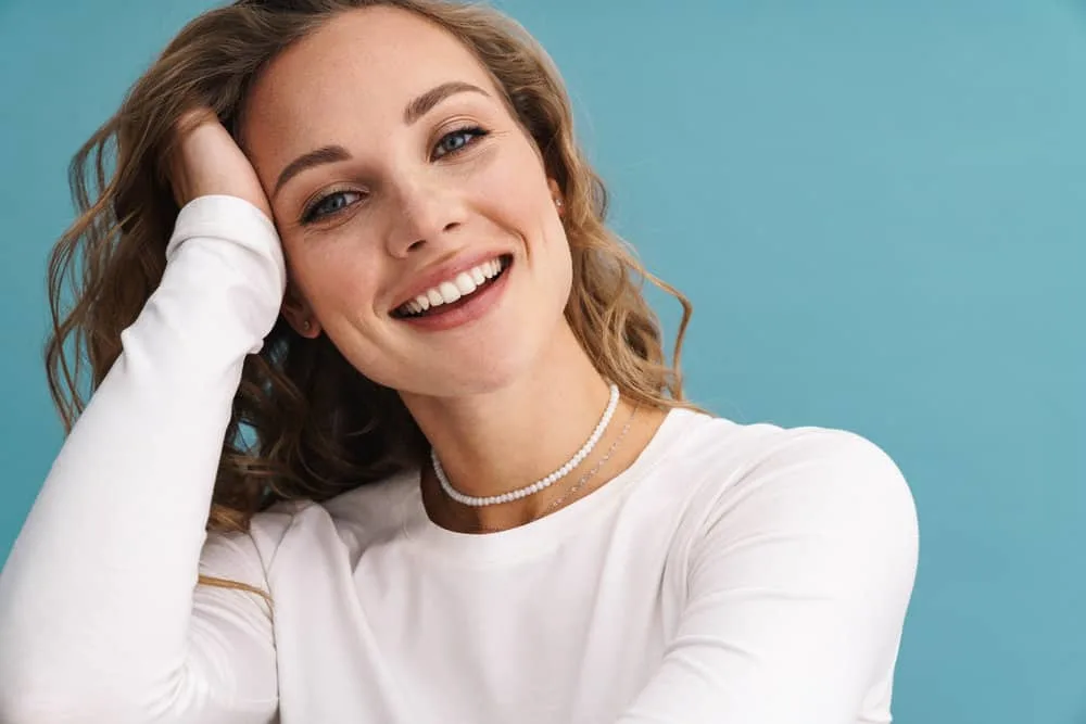 How to Fix Gummy Hair After Bleaching, Perm, or Washing 4 An attractive Caucasian female with bleach-damaged hair is experiencing excessively dry hair strands.