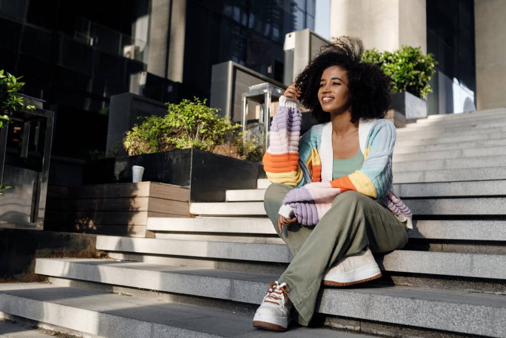 A light-skinned black girl used a detox shampoo to remove buildup from the hair shaft and hair's cuticle.