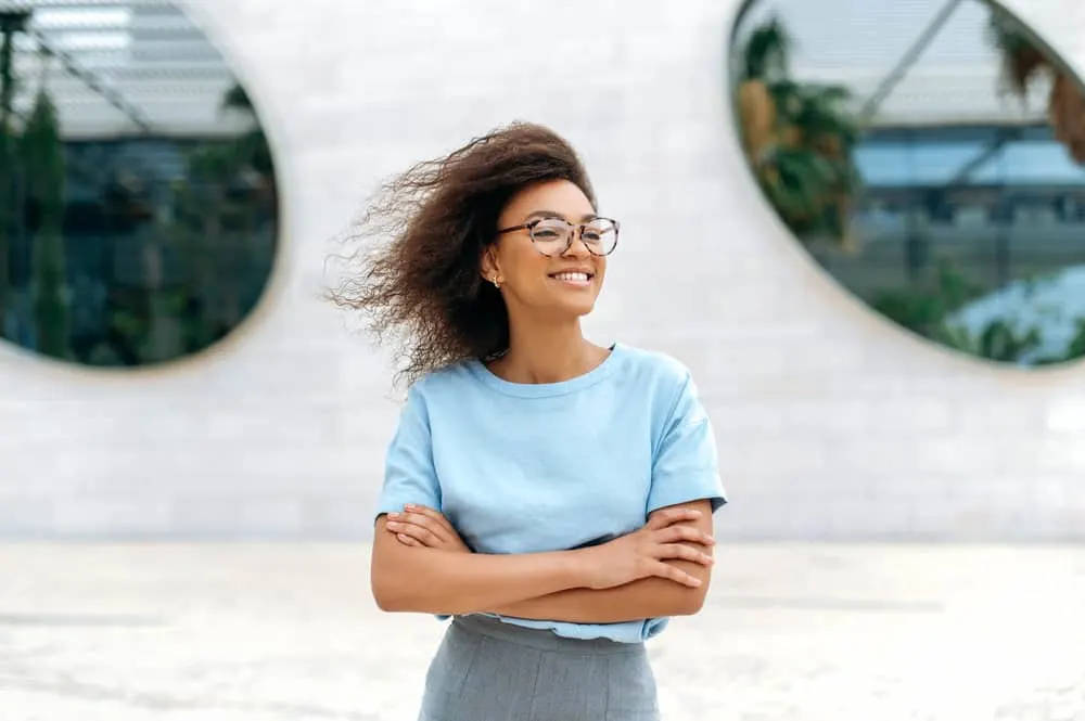 How to Fix Scraggly Hair: Detailed DIY Step-by-Step Guide 5 A confident African American female with fine hair has a stringy appearance due to excessive heat styling.