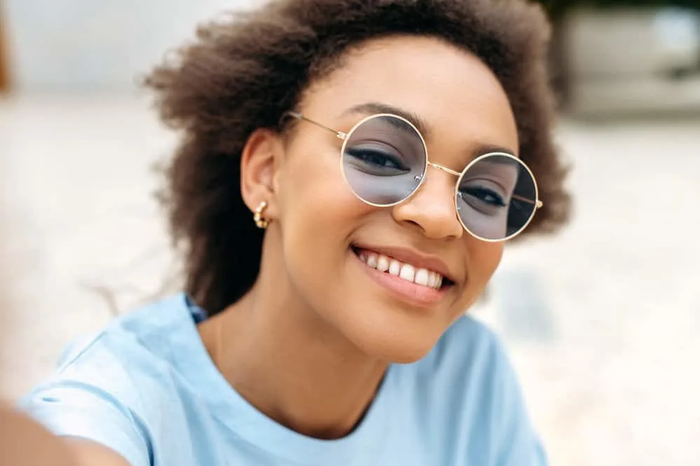 How to Fix Scraggly Hair: Detailed DIY Step-by-Step Guide 3 A trendy black girl with oily hair regularly detoxed with baking soda and styled with argan oil to avoid dry hair strands.