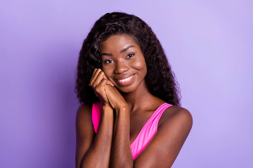 A young lady wearing a 13x4 lace frontal covers her entire hairline with a lace-up seal for a more natural-looking appearance.