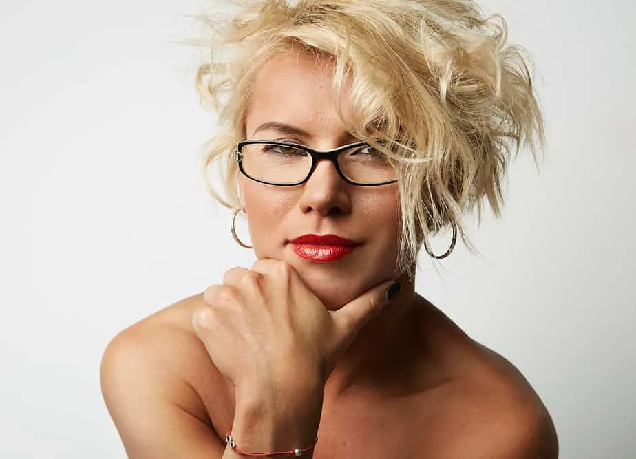 How to Use Purple Shampoo to Tone Hair Correctly: Step-By-Step 8 A cute white woman with bleached hair has a 1C hair type with a purple hue with crushed violet pigments.