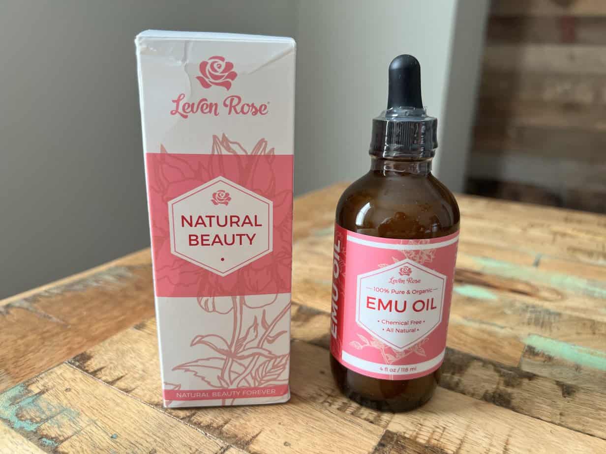 When using this 100% pure, organic emu oil, you can put a couple of drops of the oil into your hands and rub it into your scalp and hair to take advantage of the oil's beauty benefits.