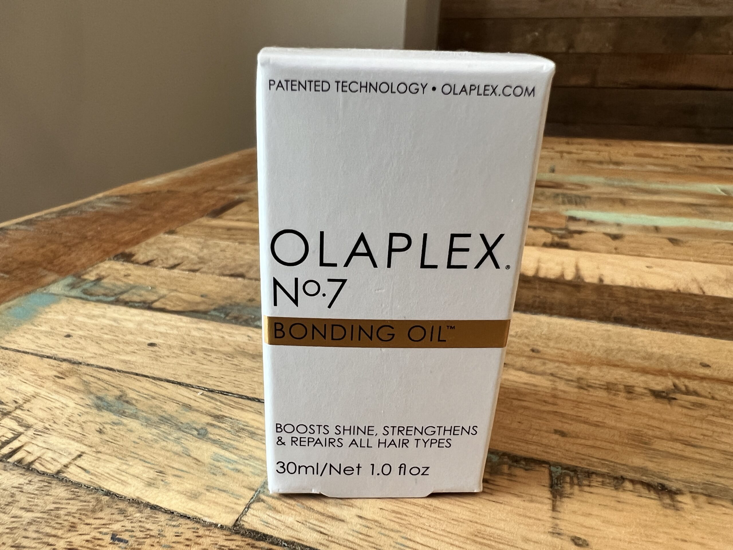 Olaplex Nº.7 Bonding Oil: boosts shine, strengthens & Repairs all hair types.