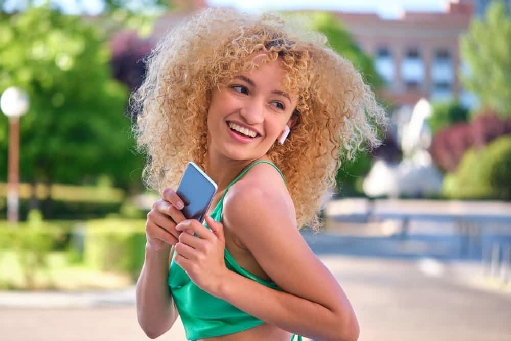 A young Brazilian female used Wella 7A with sodium sulfite to create the perfect blonde shade on her natural curls.