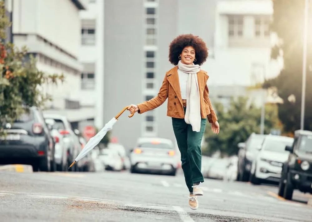 How to Use Flaxseed Gel for Curly Hair: DIY Hair Gel for Curls 3 An African American female with frizzy hair and nice curl clumps due to a rainy, humid day.