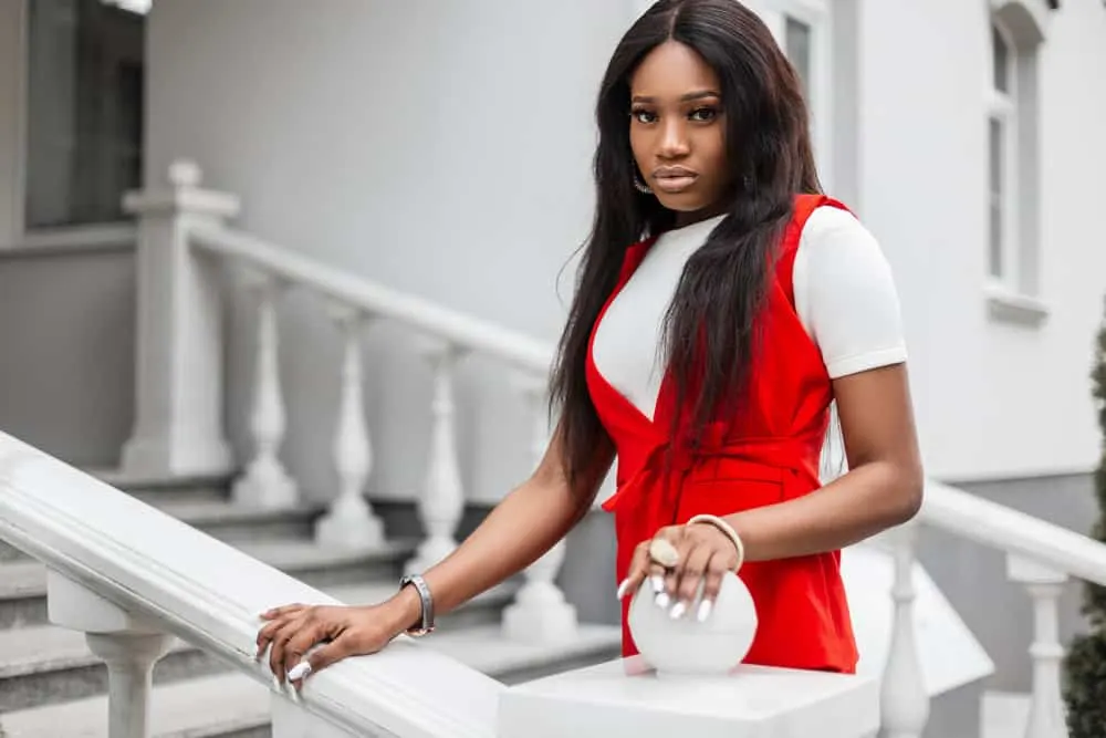 What Is a Melted Hairline Wig? How Long Do Melted Hairline Wigs Last? 1 A fashionable African woman with natural-looking baby hairs is wearing a lace front wig.