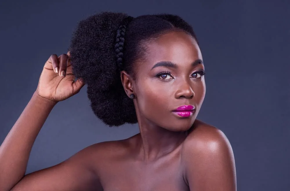 How to Seal Moisture in Hair: Moisturizing & Sealing Your Hair 7 The beautiful black girl's hair responds well to natural oils like avocado oil and mineral oil, as they are the only true moisturizers that can penetrate the hair shaft and maintain moisture.