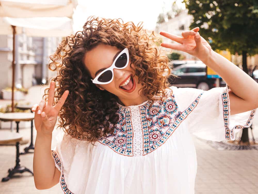 Her stunning wavy locks, achieved through a digital perm machine, perfectly complement her smile and give her a captivating and effortless style.