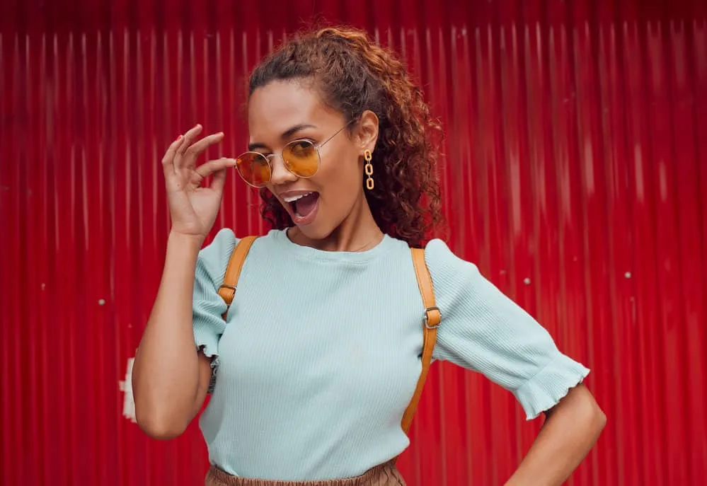 How to Take Care of Curly Hair: Hair Care Regimens for Curls 3 With the curly girl method, she applies leave-in conditioner to her wet hair, using a wide-toothed comb to detangle and maintain her beautiful curls.