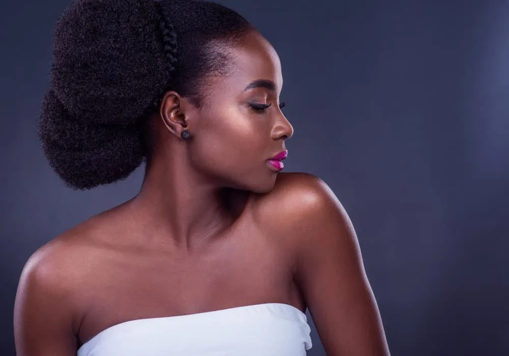 How to Seal Moisture in Hair: Moisturizing & Sealing Your Hair 6 The stunning black girl maintains her fine, low-porosity hair with a protective style, a spray bottle for damp hair, and wide tooth combs so her hair retains moisture.