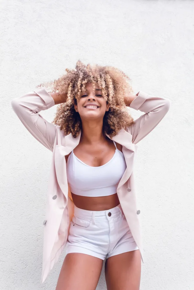 How to Brush Curly Hair Without Losing Curls or Frizzy Hair 5 Whether her hair is wet or dry, she takes care when combing her curly hair to prevent frizzy hair and keep her loose curls healthy.