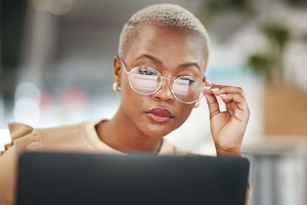 The stunning African American woman rocks a cute and trendy look with her dark brown skin complemented by blonde hair dyed in a semi-permanent color.